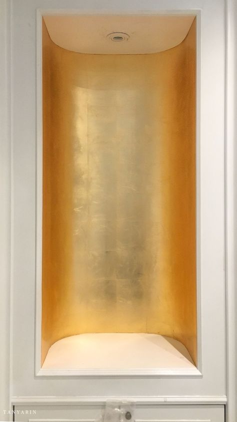 Golden Texture Wall Paint, Gold Painted Walls, Gold Window, Tinted Mirror, Jewellery Shop Design, Golden Wall, Spa Design, Room Paint Colors, Gold Diy