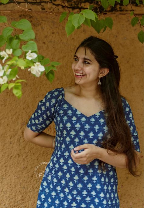 Simple Kurti Styling Ideas, Kurthi Design Neck Pattern, Short Kurta Neck Design, New Kurthis Models, Kurthi Ideas For Stitching, Cotton Dresses Neck Designs, Simple Kurtis For Women, Simple Kurti Stitching Design, Simple Kurta Neck Designs