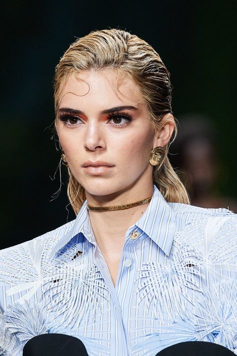 Hair trends: The 5 hairstyle trends that will mark 2020 | Vogue Paris Makeup Runway, Fashion Week Hair, Style Année 20, Runway Hair, Medium Hair Styles For Women, New Hair Trends, Versace Spring, Wavy Style, Big Jewelry