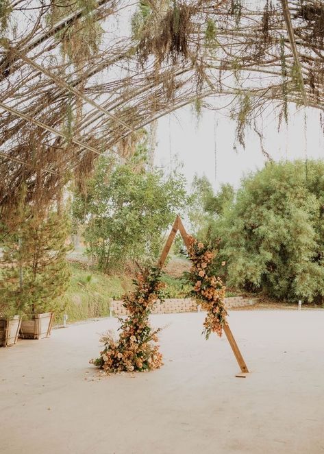 Triangle Floral Arch, Triangle Arch Flowers, Triangle Arches, Triangle Arch Wedding, Wedding Triangle Arch, Wedding Archways, Planing Board, Wedding Triangle, Dekor Lamaran