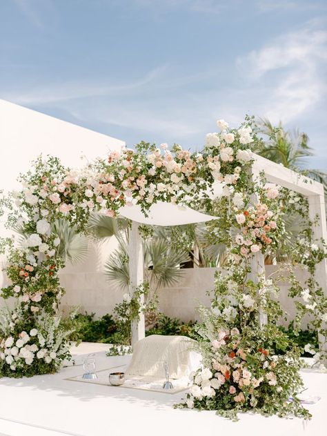 Wedding Decors In India, Anand Karaj Decor Outdoor Weddings, Wedding Canopy Ideas, Anand Karaj Decor, Outdoor Sikh Wedding, Classy White Wedding, White Mandap, Gurudwara Wedding, Nobu Los Cabos