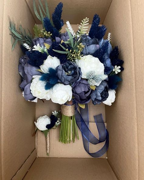 Blue Boho Wedding Bouquet, Dark Blue Wedding Flowers Bouquets, Boquetes Of Flowers Navy Blue, Dark Blue Prom Bouquet, Dark Blue And White Bouquet, Blue Themed Wedding Decor, Dark Blue Wedding Bouquet, Dark Blue Wedding Aesthetic, Navy Flower Arrangements