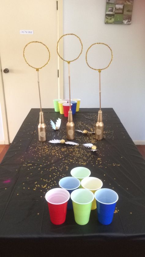 Quidditch pong (made with beer bottles, bamboo sticks, and pipe cleaners) Quidditch Pong, Tort Harry Potter, Harry Potter Party Games, Harry Potter Movie Night, Birthday Themes For Adults, Harry Potter Marathon, Hogwarts Party, Harry Potter Theme Birthday, Harry Potter Halloween Party