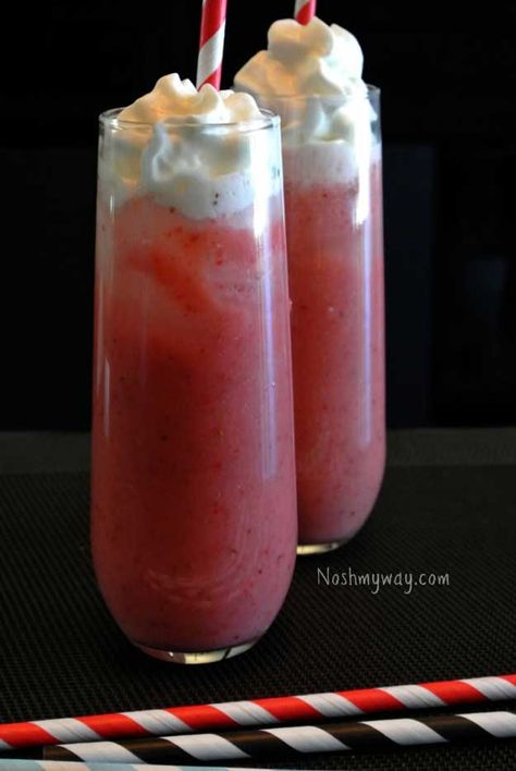 Mocktail Strawberry, Drink Mocktail, Drinks To Make, Tequila Rose, Virgin Drinks, Popular Drinks, Whip Cream, Alcoholic Drink, Strawberry Smoothie