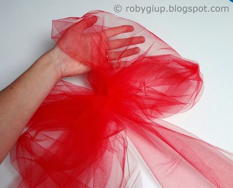 Tulle bows to decorate the house: perfect for birthdays, weddings, parties and also Valentine day! :) Tulle Bows Diy, Tule Bows, Tulle Decorations, Car Bows, Enchanted Party, Tulle Table, Christmas Bows Diy, Making Bows, Tulle Bow