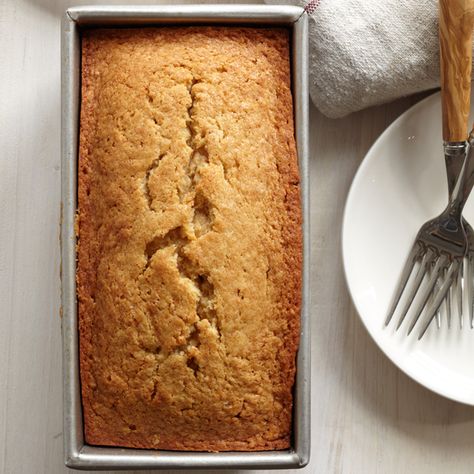 Chef Way This clever pound cake, from Megan Garrelts of Bluestem in Kansas City, Missouri, has crushed graham crackers in the batter. Garrelts serves ... Easy Food Gifts, Graham Cracker Recipes, Cake Mug, Cream Cheese Pound Cake, Loaf Of Bread, Cracker Recipes, Loaf Cake, Pound Cake Recipes, Graham Cracker Crumbs