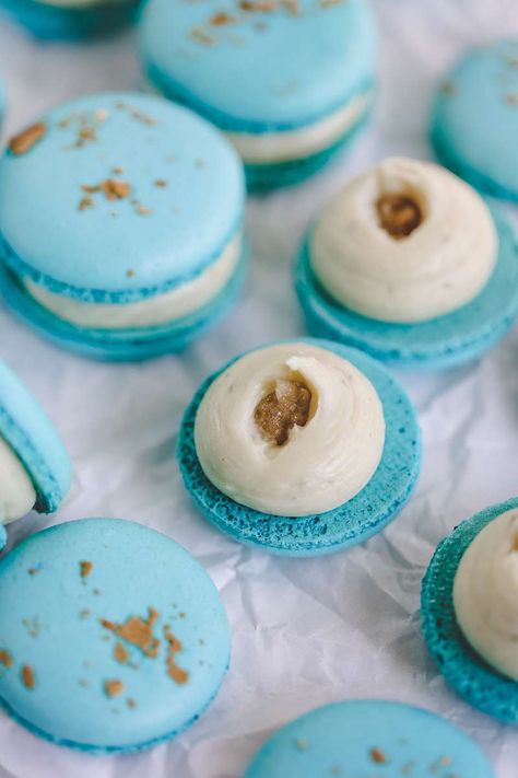 Gorgonzola Pear Macarons - Everything Marina Blue Macaron Flavors, Pear Macarons, Savory Macarons, Macaron Business, Pear Filling, Macaron Decoration, French Macaroon Recipes, Macaron Recipes, French Macarons Recipe