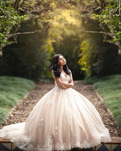 Outdoor Quinceanera Photoshoot, Quince Photoshoot Ideas Miami, Picture Ideas For Quinceanera, Photoshoot In Greenery, Quiencera Photoshoot, Pre Quinceanera Photoshoot, Quince Foto Shoot Ideas, 15 Pictures Ideas Photography, Sweet 15 Photoshoot Ideas Photography