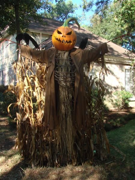 A closer view of the pumpkin scarecrow Halloween Scarecrows, Diy Halloween Dekoration, Scary Scarecrow, Diy Halloween Party, Halloween Party Decor Diy, Casa Halloween, Halloween Scarecrow, Dollar Store Halloween, Halloween Rocks