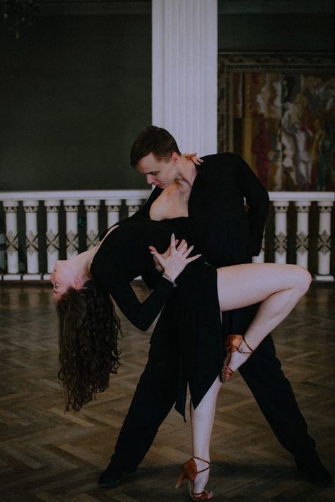 Couple Dance Photography, Dancing Couple Aesthetic, Ballroom Dance Aesthetic, Couple Dance Poses, Ballroom Aesthetic, Latino Dance, Ballroom Dance Outfits, Dancing Poses, Bachata Dance