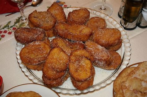 Rabanadas de Noël ou pain doré - Recette par Cuisine Portugaise Broken Biscuits, Traditional Holiday Recipes, Ginger Cookie Recipes, Portuguese Desserts, Ginger Cookies, Scrumptious Desserts, Starters Recipes, Portuguese Recipes, Breakfast Items