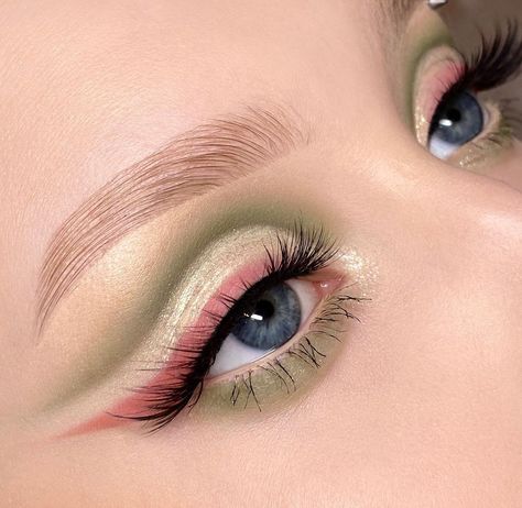 Green Pink Eyeshadow Looks, Eyes Make Up Ideas, Eye Makeup 2023, Eye Styles, Makeup Reference, Audrey Ii, Makeup 2023, Pink Eyeshadow Look, Bold Eyeliner