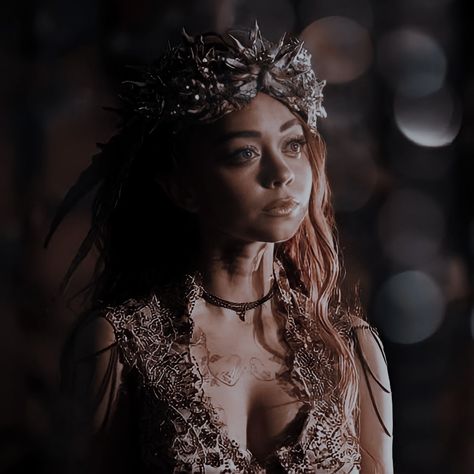 Seelie Queen Shadowhunters, Seelie Queen, Video Romance, Simon Lewis, Cosplay Inspo, Isabelle Lightwood, Alec Lightwood, Fairy Queen, High Fantasy