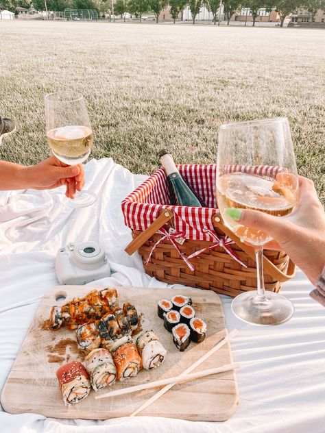 Sushi Picnic, Beach Picnic Foods, Wine Picnic Basket, Central Park Picnic, Romantic Beach Picnic, Picnic Drinks, Picnic Party Decorations, Picnic Date Food, Aesthetic Wine