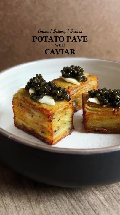 Potatoes And Caviar, Food Plating Photography, Potato With Caviar, Caviar Baked Potato, Caviar Dinner Party, Fancy Dinner Party Food, Fine Dining Hors D'oeuvres, Fancy Dinner Sides, Fine Dining Entree