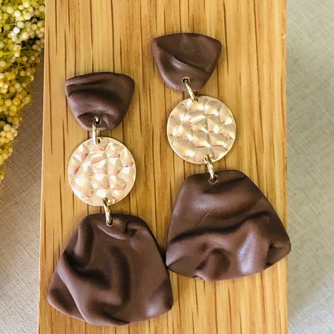 Brown Polymer Clay Earrings, Brown Clay Earrings, Earring Inspired, Brown Clay, Polymer Earrings, Resin Charms, Clay Ideas, Diy Clay, Handmade Polymer Clay