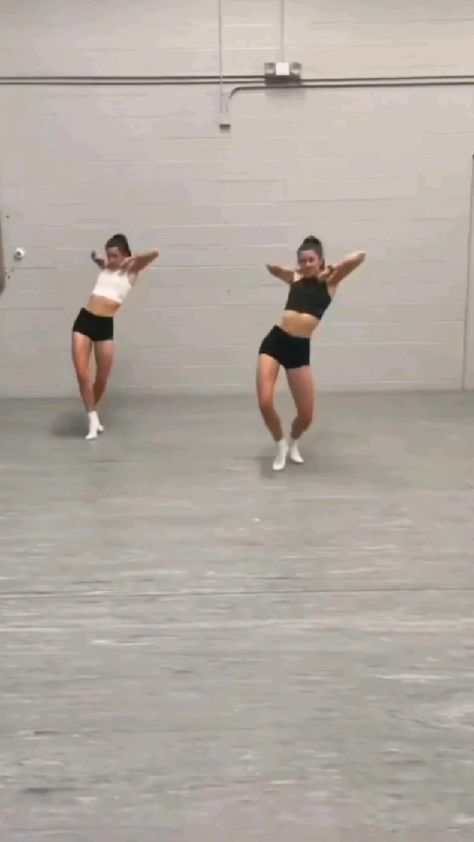 Contemporary Duet Tricks, Contemporary Dance Practice Outfits, Dance Outfits Contemporary Practice, Duet Dance Tricks, Contemporary Dance Clothes, Jazz Dance Videos, Dance Lifts 2 People, Contemporary Outfits Dance, Easy Dance Tricks