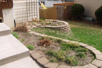 front-yard-landscape-f35ed102 Flower Bed Makeover, Garden Renovation Ideas, Garden Renovation, Bed Simple, Outdoor Makeover, Small Water Features, Breakfast Party, Corner Garden, Yellow House