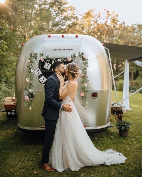 Airstream Wedding, Holland Wedding, Retro Wedding, Wedding Collection, Small Wedding, Just Married, Backyard Wedding, Wedding Inspo, Wedding Styles