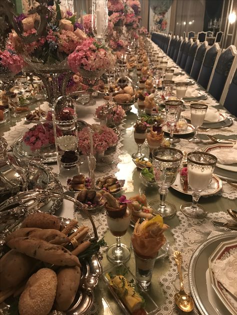 Friendsgiving Hosting, Hospitality Ideas, Fine Dining Room, Jenner House, Lunch Table, Luxury Food, Royal Aesthetic, Rosé Instagram, Bridal Photoshoot