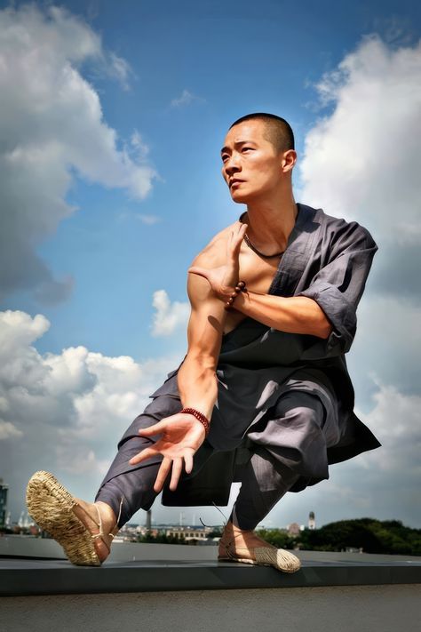 Shaolin kung fu monk warrior Shaolin Monks, Kung Fu Martial Arts, Shaolin Kung Fu, Tai Chi Chuan, Action Pose, Martial Arts Techniques, Pencak Silat, Martial Arts Styles, Chinese Martial Arts