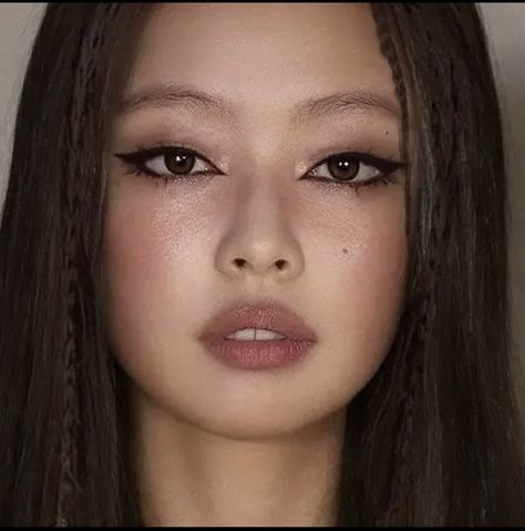 Makeup With Moles, Cool Toned Brown Makeup, Wheatish Skin Makeup, Asian Y2k Makeup, Asian Women Makeup, Simple Matte Makeup, Dark Asian Makeup Looks, Jennie Kim Makeup Look, Makeup Looks Asian Eyes