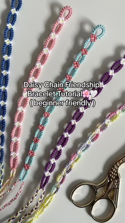 Tutorial How To Make A Bracelet, Easy Unique Friendship Bracelets, Different Kinds Of Bracelets, Minimalist Friendship Bracelet, Daisy Bracelet Tutorial Thread, Daisy Friendship Bracelet Tutorial, Make An Accessory, Easy Cute Gift Ideas, Daisy Chain Friendship Bracelet Tutorial