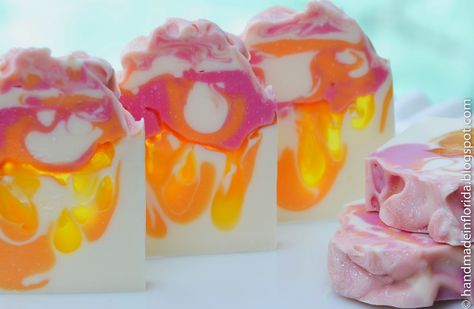 Mp Soap, Savon Diy, Diy Soaps, Handmade Soap Recipes, Soap Tutorial, Melt And Pour Soap, Swirl Soap, Soap Making Recipes, Pretty Soap