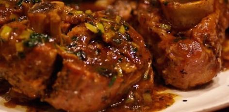 Dans une poêle, faire chauffer l'huile et le beurre à feu moyen-vif. Saler et poivrer les jarrets de veau(ou porc) et fariner. Faire colorer des deux côtés les jarrets et réserver... Pork Osso Bucco Recipe, Osso Bucco Recipe, Osso Buco Recipe, Laura Vitale, Buddy Valastro, Veal Recipes, Osso Bucco, Youtube Cooking, Easy Slow Cooker Recipes