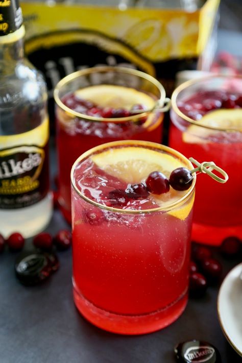 Drinks With Alcohol, Lemonade Video, Holiday Drinks Alcohol Christmas, Fruity Drink Recipes, Mikes Hard Lemonade, Holiday Drinks Alcohol, Holiday Ice Cream, Mikes Hard, Lemon Treats