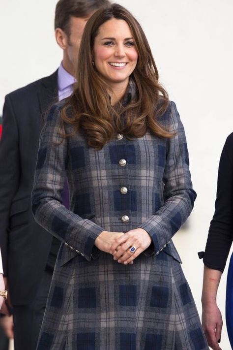 Royal Family in Plaid Outfits Stylish Kurtis Design, Kate Middleton Photos, Estilo Real, Plaid Outfits, Suits Design, Pippa Middleton, Family Fashion, Duchess Kate, British Royalty