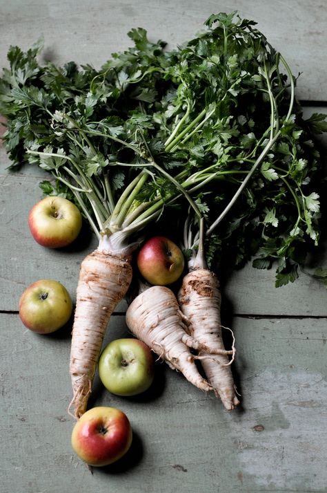 Parsnips and apples Tasty Shots, Parsley Root, Root Recipes, Root Soup, Vegan Market, Fork Spoon Knife, Apple Soup, Food Still Life, Winter Soup