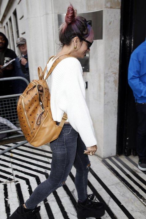 The ultimate back-to-school backpack style inspiration from your favorite models and celebs—Lily Allen White Backpack Outfit, Coach Backpack Outfit, Backpack Outfit Casual, Backpack Outfits Women, Backpack Purse Outfit, Backpack Outfits, Louis Vuitton Backpack Outfit, Wearing Backpack, Outfit Ideas Model