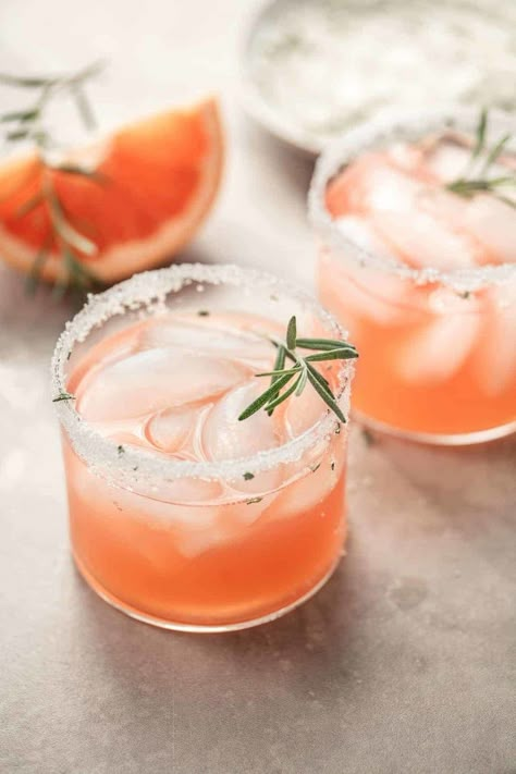 Italian Greyhound Cocktail 17 Easy Cocktails To Make Social Distancing Just A Little Bit More Fun Greyhound Cocktail, Cocktail Gin, Grapefruit Cocktail, Gin Cocktail Recipes, Grapefruit Juice, Easy Cocktails, Punch Recipes, Alcohol Drink Recipes, Gin Cocktails