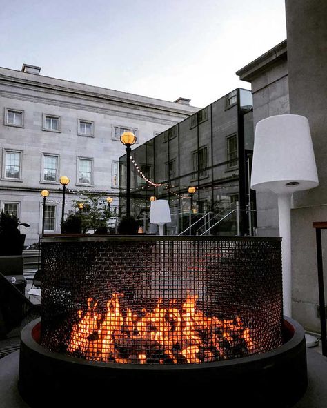 @laurenstafford_dcre - Outdoor fire pit on Dirty Habit's patio - Cozy bars and restaurants in Washington, DC Restaurant With Fireplace, Fire Pit Restaurant, Restaurants With Fireplaces, Restaurant Fire Pit, Bonfire Restaurant, Earth Restaurant, Fire Restaurant, Patio Cozy, Wood Fire Grill Restaurant