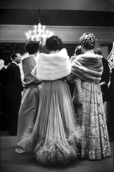 Fascinating Fashion Photography by Alfred Eisenstaedt ~ Vintage Everyday Vestidos Pin Up, Bridal Fur, Alfred Eisenstaedt, Wedding Fur, Robert Doisneau, Vintage Fashion Photography, Vintage Fur, Old Hollywood Glamour, Vintage Vogue