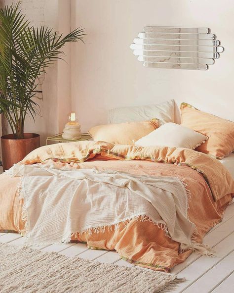 Yes to this Peachy Coral Bedroom inspo! Definitely colors we are digging this Spring Peach Bedroom, Dekorasi Kamar Tidur, Gorgeous Bedrooms, Bedroom Decorating Ideas, Bedroom Decorating, White Room, Home Modern, Pink Bedroom, Dream Bedroom