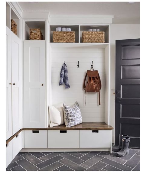 Modern Farmhouse Mudroom, Small Mudroom Ideas, Farmhouse Mudroom, Modern Farmhouse Decor Ideas, Farmhouse Flooring, Fresh Farmhouse, Farmhouse Entryway, Mudroom Design, Modern Farmhouse Design