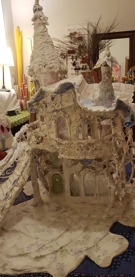 Plastic Bottle Fairy House Diy, Paper Mache Doll House, Paper Mache Fairy House, Paper Mache Houses, Paper Mache House, Miniature Fairy House, Paper Diorama, Fairy House Crafts, Fairy House Diy