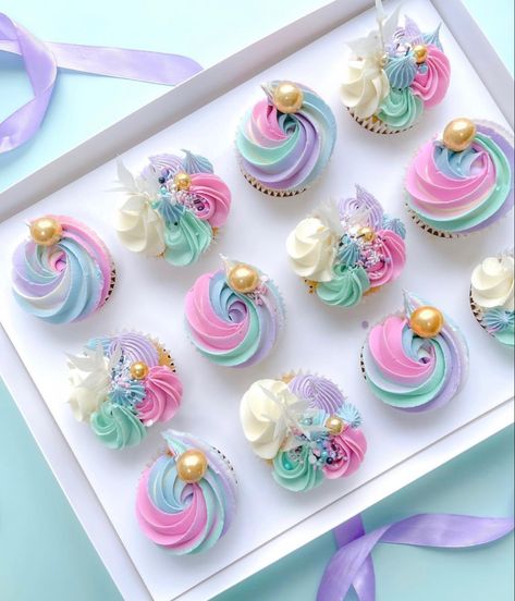 Pastel Colour Cupcakes, Pastel Rainbow Cupcakes, Iridescent Cake, Beautiful Cupcakes Birthday, Cupcake Icing Designs, Easy Cupcakes Decoration, Pastel Cupcakes, Mermaid Cupcakes, Rainbow Birthday Cake