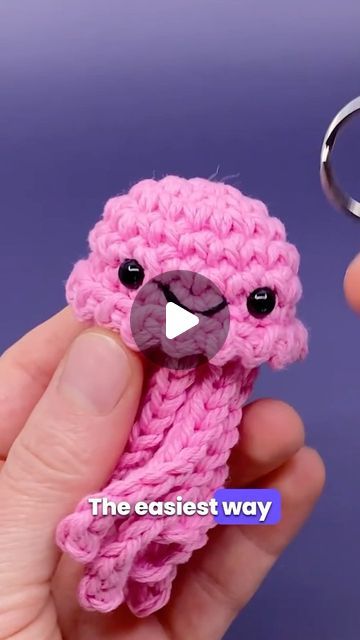 How To Attach Keychain To Crochet, Crochet Keyring Free Pattern Amigurumi, How To Crochet A Keychain, Crochet Cat Keychain, Crochet Keyring Free Pattern, Crochet Critters, Crochet Stuffies, Crochet Patterns Free Beginner, Crochet Keychain Pattern