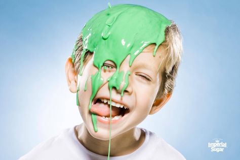 Summertime beckons for silly time and fun time - where you can give the kids permission to indulge in some good, clean and "messy" fun with this slime recipe that's safe to eat. Playing with slime is a great sensory experience for toddlers - and it is still just as much fun for older kids too. Let the oozy, gooey slime squish and drip b Homemade Edible Slime, Slime Kids, Ways To Make Slime, Borax Free Slime, Types Of Slime, Edible Slime, Playing With Slime, Slimy Slime, Easy Slime Recipe