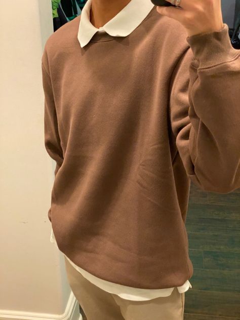 Preppy Fashion Aesthetic Men, Light Brown Clothes Aesthetic, Brown Sweater Shirt Outfit, Light Brown Sweatshirt Outfit, Light Academia Aesthetic Clothes Male, Brown Outfit Ideas Men, Brown Sweatshirt Outfit Men, Brown Sweater Outfit Aesthetic, Light Brown Shirt Outfit