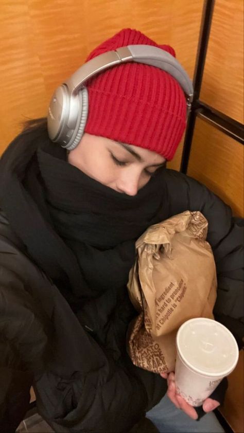 Winter Photo Dump, Silver Headphones, Headphones Noise Cancelling, Angelina Jolie Style, Bose Headphones, Bose Quietcomfort, University Style, Crazy Outfits, Winter Photo