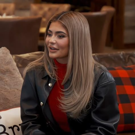 Kylie Jenner Long Layered Hair, Kylie Jenner Layered Hair, Long Straight Hair Color Ideas, Contour Layers Hair, Kylie Haircut, Kylie Blonde Hair, Khloe Kardashian Hair Color, Kylie Jenner Brown Hair, Kylie Jenner Haircut