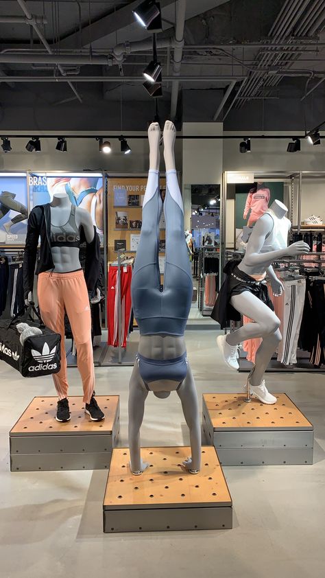 Activewear Store Design, Gym Retail Display, Nike Visual Merchandising, Nike Concept Store, Yoga Room Design, Sportswear Store, Boutique Store Displays, Clothing Rack Display, Sport Shop