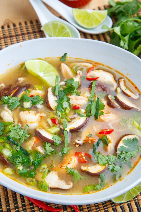 Tom Yum Goong (Thai Hot and Sour Shrimp Soup) Thai Mat, Shrimp Soup Recipes, Tom Yum Goong, Soup Thai, Tasty Thai, Thai Soup, Shrimp Soup, Hot And Sour Soup, Tom Yum