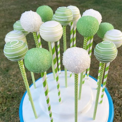 Avocado Cake Pops, Dinosaur 18th Birthday Party, Green Deserts Ideas, Green Food Ideas Party, Dino Cakepops, Dinosaur Cake Pops Boys, Green Sweets, Green Cakepops, Green Birthday Ideas