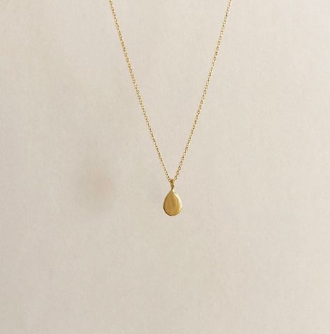 FREE SHIPPING, 14k yellow solid gold drop necklace. It can be produce 14k rose gold and white gold. DETAILS Chain is shown length approx. 40 cm (16 inch) and thickness is 1mm (0.04 inch). Pendant height is 0.6 cm (0.23 inch). Chain can be lengthened for choosing option. The chain has a spring ring clasp. You may order a shorter or longer chain by leaving a note during checkout. MATERIALS All our jewelry are made of 14 karats solid gold. We like to use yellow gold, white gold and rose gold to ple Necklace For Wedding, Gold Schmuck, Gold Drop Necklace, Delicate Gold Necklace, Pendant Necklace Simple, Gold Chain Choker, Small Necklace, Real Gold Jewelry, Necklace Bridal