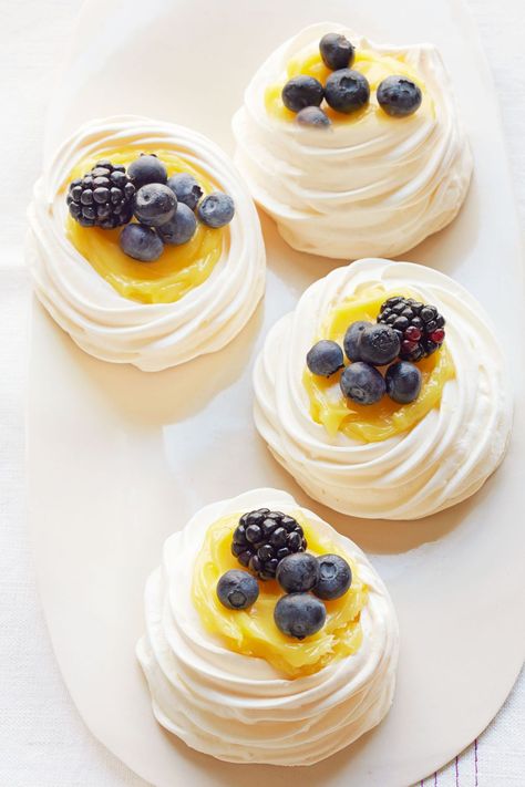 Lemon-Berry Meringue Nests Meringue Bars, Meringue Nests, Lemon Curd Cake, Mint Julep Recipe, Mini Meringues, Lemon Pudding Cake, Easy Easter Desserts, Vanilla Recipes, Chocolate Sugar Cookies